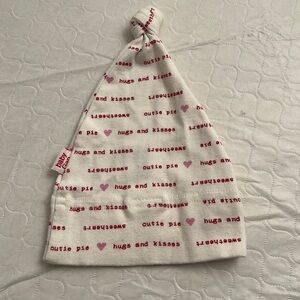 Baby Gap red hugs and kisses print newborn white hat